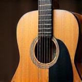 Violão acústico em destaque