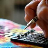 Guitarra personalizada sendo pintada à mão